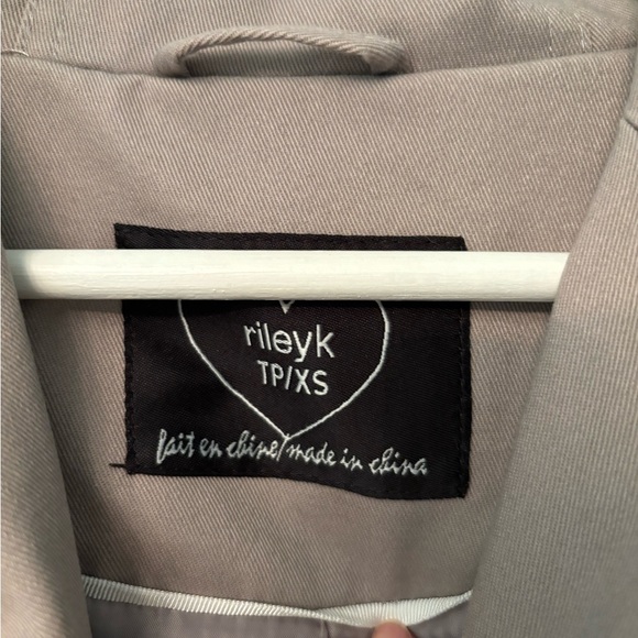 Stunning trenchcoat with edgy accents - Picture 3 of 7